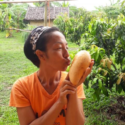 Lek kissing an organic nam dok mai mango.
